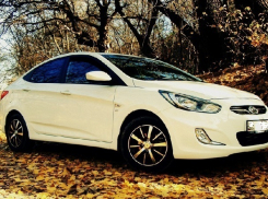 От дома на улице Майская в Шахтах угнан белый Hyundai Solaris