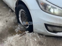 9 человек пытались вытянуть автомобиль девушки, который застрял во льду в центре Шахт