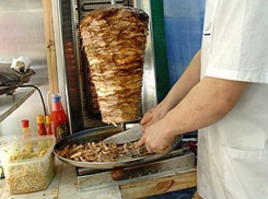 Закрытый за антисанитарию продавец шаурмы в Шахтах сорвал пломбы и продолжил торговлю