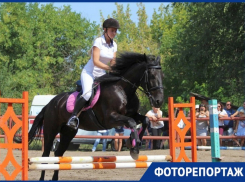 На соревнованиях по конному спорту в Шахтах через барьеры прыгали не только лошади, но и люди