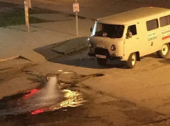 Ежедневный сброс питьевой воды заметили жители Шахт