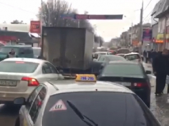 Ледяной дождь парализовал движение в Шахтах