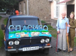 Юная шахтинка отказалась от автопробега и в одиночку отправилась на украшенном автомобиле поздравлять ветеранов