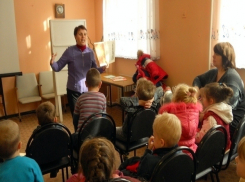 В шахтинской библиотеке провели урок об осени для малышей детского сада №44