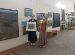 Шахтинка Наталья Сайбаталова передала музею картину из своей коллекции