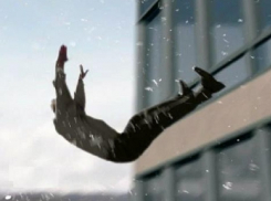 Из окна второго этажа выкинул оппонента 40-летний шахтинец