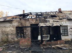 Сгорел дом на улице 8 Марта в Шахтах