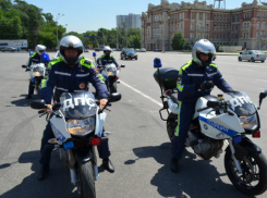 Ростовские сотрудники ГИБДД отметили автопробегом 80-летний юбилей образования службы