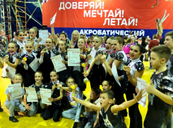 Под зажигательные ритмы: шахтинцы снова звенят медалями