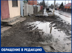 «Не в дома, а течет по улице»: поселок Аютинский затапливает водой