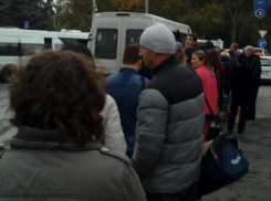 «Автобусов не хватает, бедные студенты едут на головах друг у друга», - возмущены шахтинцы работой автовокзала