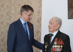  Глава администрации города Андрей Ковалев поздравил шахтинцев-ветеранов, приехав к ним в гости