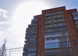 22-летний парень выпал из окна и разбился на смерть на ХБК в Шахтах