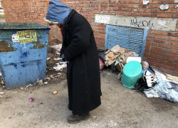 Что стало с бездомной шахтинкой, которая ночевала на мусорке за «Рисом»