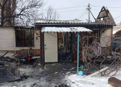 При пожаре в частном доме пострадали мужчина и двое детей в Шахтах