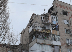 «Дверь вынесло в другой конец квартиры. Это их и спасло». Ровно год назад в Шахтах взорвался дом на Хабарова