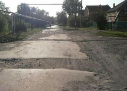 На ямы и отсутствие пешеходных переходов на улице Ново-Клубной жалуются шахтинцы