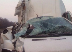 На трассе под Шахтами микроавтобус «Пежо» врезался в КАМАЗ, пострадали три человека