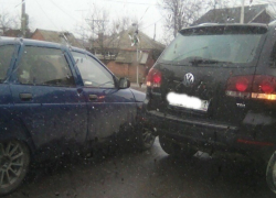 ВАЗ врезался в «Фольксваген» на перекрестке Карла Маркса и Звездной в Шахтах