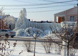Ледяные скульптуры появились из-за коммунальной аварии в Шахтах