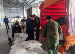 Казаки пришли на помощь в разгрузке фур, прибывших в региональный распредгумцентр в Шахтах