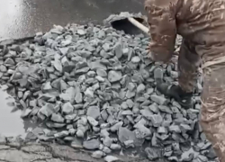 Жители Шахт вынуждены сами ремонтировать дороги из-за отсутствия внимания властей