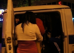 В Шахтах ОМОН взял штурмом бордель с проститутками