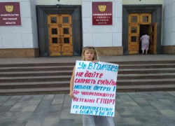 Мать гимнастки из Шахт вышла с одиночным пикетом к зданию правительства Ростовской области