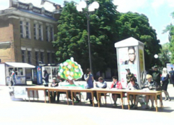 На театральной площади в Шахтах прошла акция "Дерево добра"