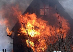 В поселке Красина города Шахты сгорел дачный домик