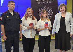 В День Государственного флага полицейские выдали  юным шахтинцам паспорта 
