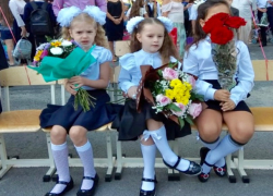 День знаний в шахтинских школах: повод дарить или не дарить цветы?