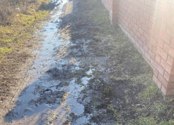 Прорыв водопровода затапливает дворы на улице Воровского в Шахтах