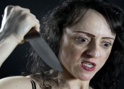 Уставшая от нищеты шахтинка зарезала кухонным ножом сожителя 