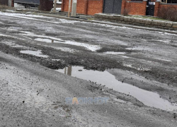 Жители Шахт бьются за ремонт дороги в районе северного переезда