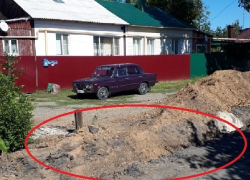 Из-за раскопанного водопровода полгода не может подъехать к собственному дому жительница Шахт