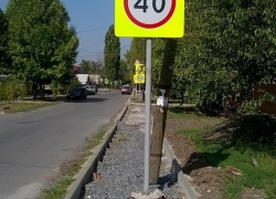 Дорожные знаки установили посреди пешеходных дорожек в Шахтах