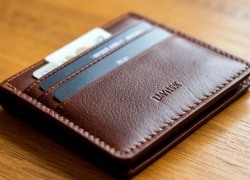 Житель Шахт украл кошелек и скрылся бегством 