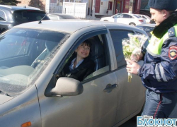 В Шахтах поздравили автолюбительниц