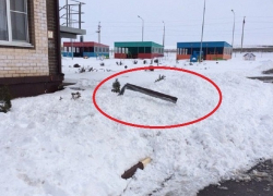 Снег с крыши детского сада рухнул на пешеходную дорожку в Каменоломнях под Шахтами