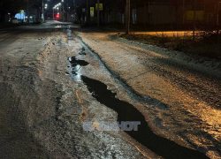 Движение по улице Звездная в Шахтах стало опасным из-за прорыва трубы