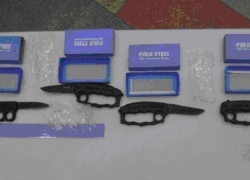  Жительница Шахт привезла из Бангкока кастеты с ножами для своих родственников