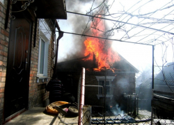 В пожаре на Солнечной в Шахтах были спасены люди
