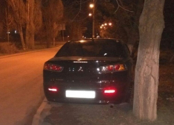 «Митсубиси» врезалась в два дерева после столкновения с ВАЗом в Шахтах