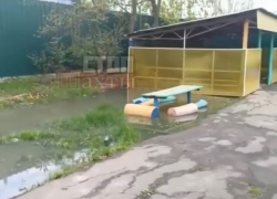 Территорию детского сада № 62 на Артеме в Шахтах затопило канализацией
