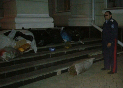 Шахтинскую администрацию ночью завалили мусором