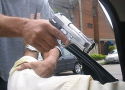 В Новошахтинске вооруженный грабитель угнал машину с заложником