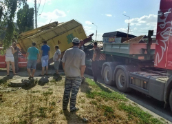 В Шахтах платформа крана упала на  «Опель»