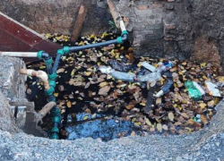 После замены водопроводных труб осталась открытая яма в поселке Артем в Шахтах