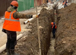 Бригада водоканала меняет большой участок канализации по переулку Линейный